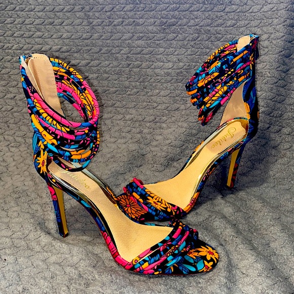 Multi-color with flower pattern and zipper in back - Picture 1 of 2